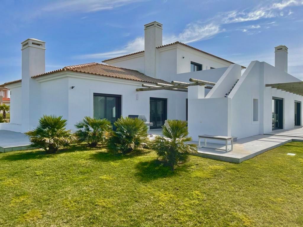 Casa Bica Vista: white villa, terraces and garden