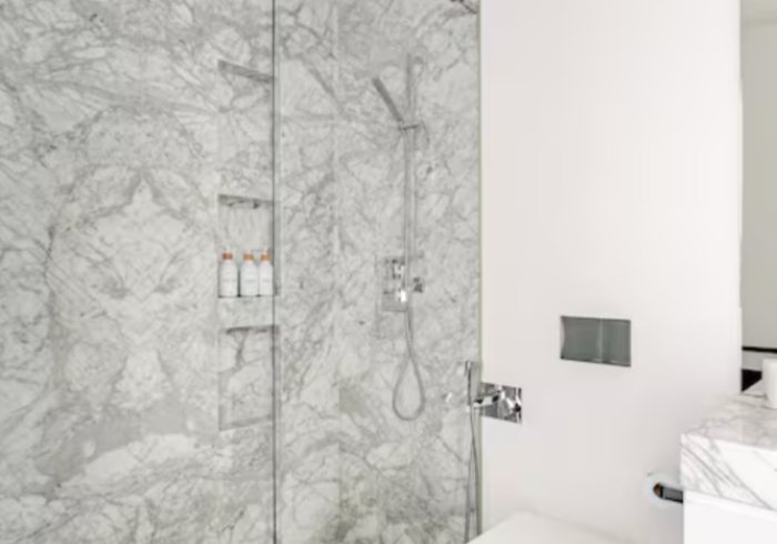 The Atlantic Room: Begehbare Dusche aus italienischem Marmor
