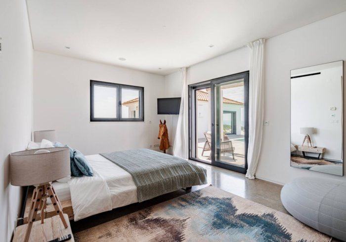 The Driftwood Room: Schlafzimmer mit Super-King-Size-Bett und Glastüren zur Terrasse