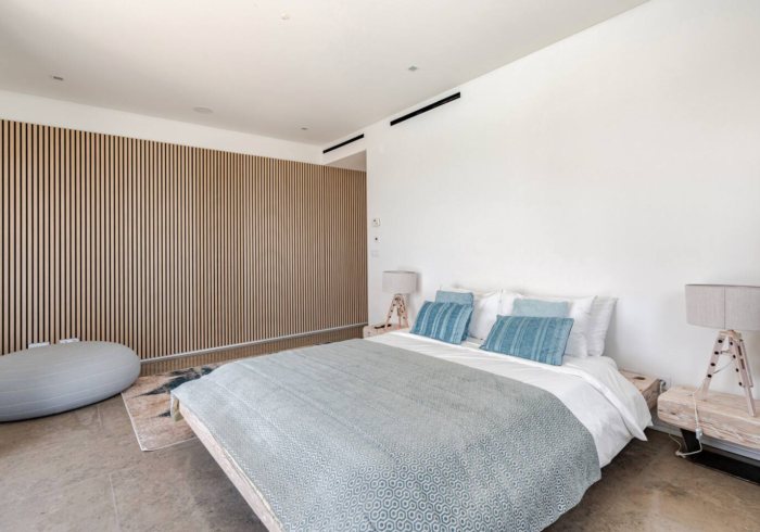 The Driftwood Room: Das Bett und die Holz-Akzentwand