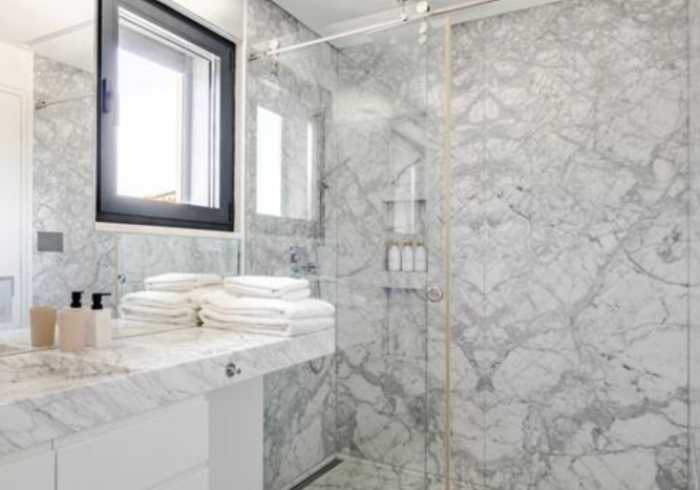 The Driftwood Room: Marmorbad mit begehbarer Dusche