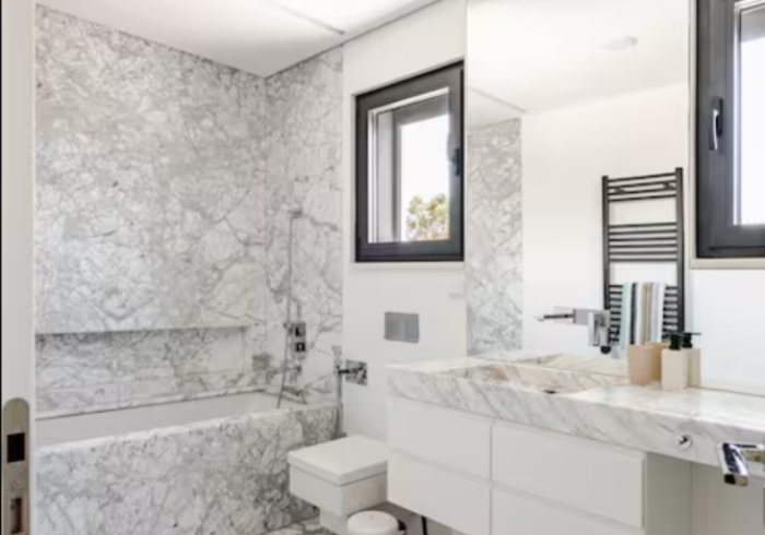 The Driftwood Room: Marmorbad mit Badewanne