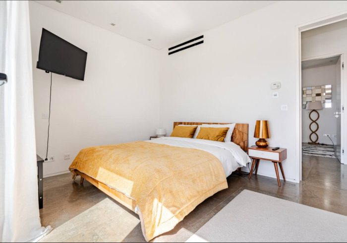The Horizon Double Room: Doppelzimmer mit goldener Tagesdecke