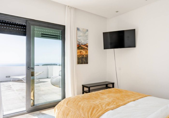 The Horizon Double Room: Glastüren vom Schlafzimmer zur Dachterrasse