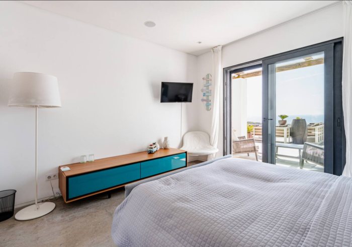 The Onda Room: Das Schlafzimmer mit Blick auf Terrasse und Meer