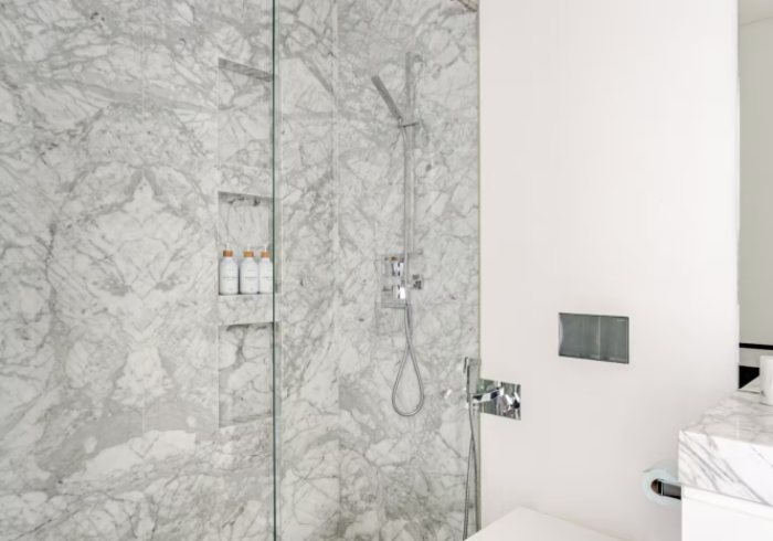 The Onda Room: Begehbare Marmordusche
