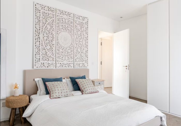 The Sunrise Room: Schlafzimmer mit geschnitztem Kopfteil