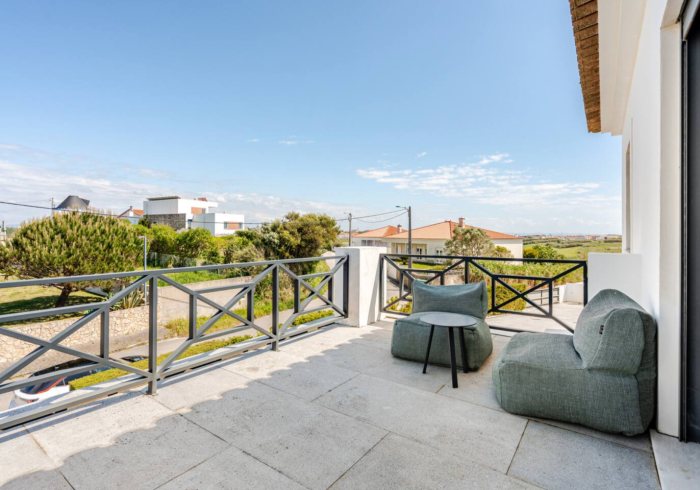 The Sunrise Room: Privater Balkon mit Liegestühlen