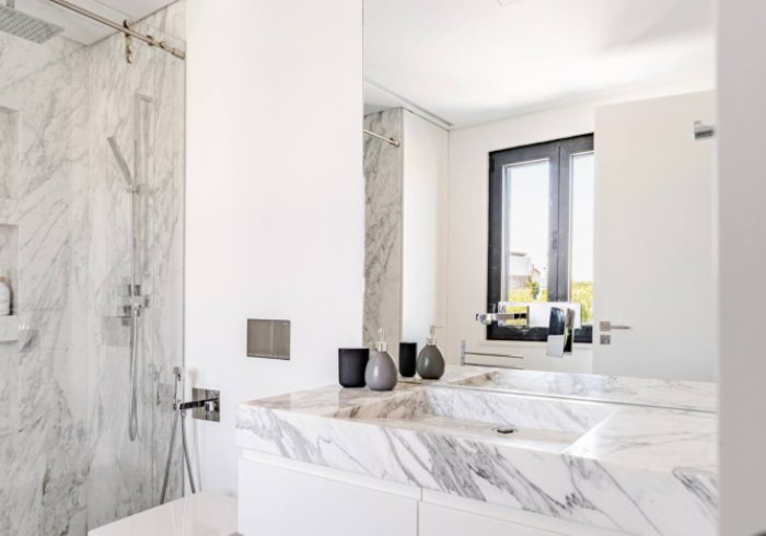 The Sunrise Room: Marmordusche und Waschbecken
