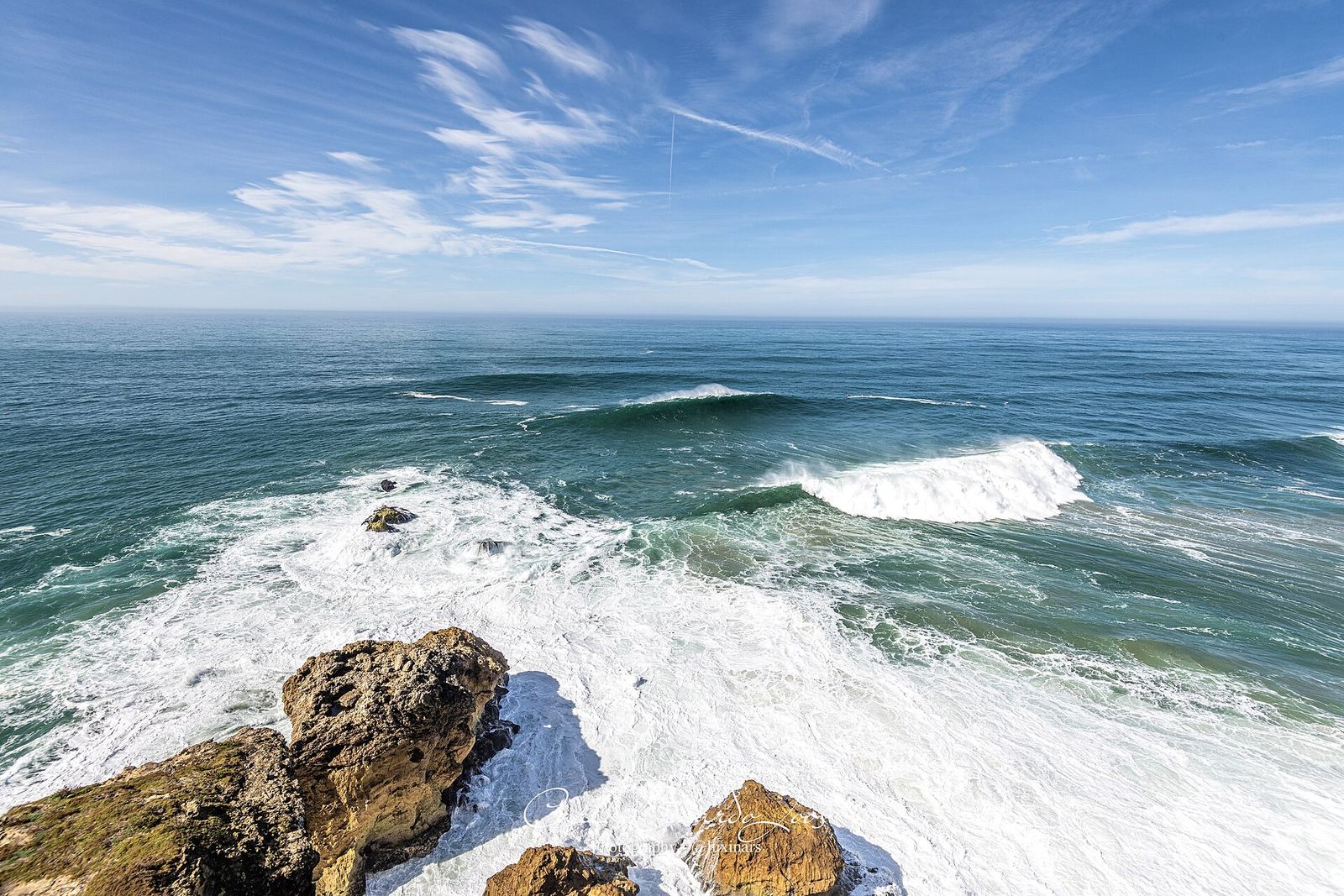 A big wave forming off Praia do Norte